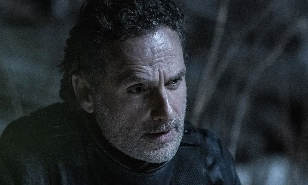 Rick Grimes encarando alguém em cena do episódio 1 da 1ª temporada de The Walking Dead: The Ones Who Live.