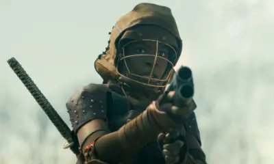 Michonne apontando sua arma em cena do Episódio 2 de The Walking Dead: The Ones Who Live.