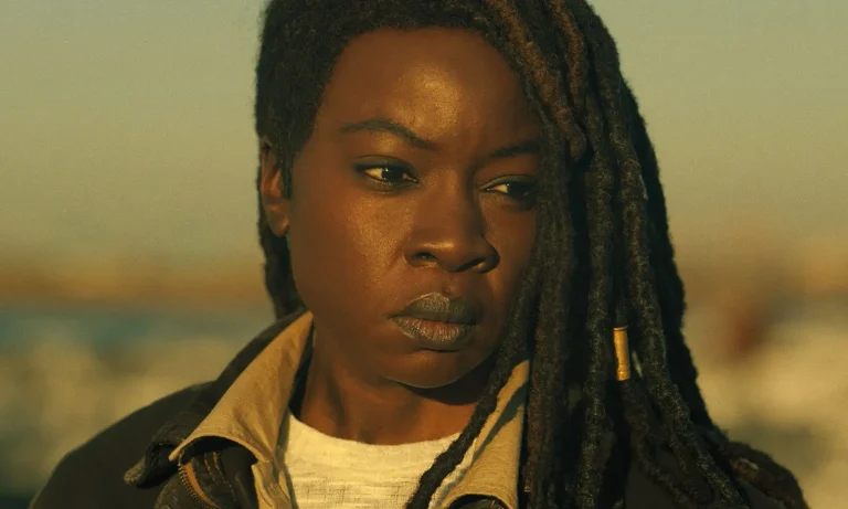 Michonne observando a CRM em cena do Episódio 2 de The Walking Dead: The Ones Who Live.