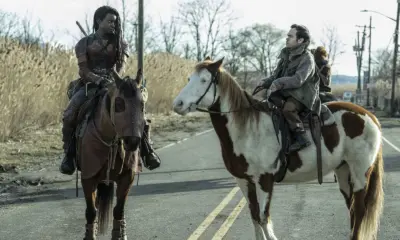 Michonne e Nat montados em seus cavalos em cena do Episódio 2 de The Walking Dead: The Ones Who Live.