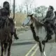 Michonne e Nat montados em seus cavalos em cena do Episódio 2 de The Walking Dead: The Ones Who Live.