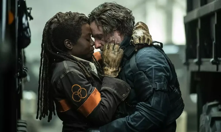 Rick e Michonne trocando carinhos escondidos em cena do Episódio 2 de The Walking Dead: The Ones Who Live.