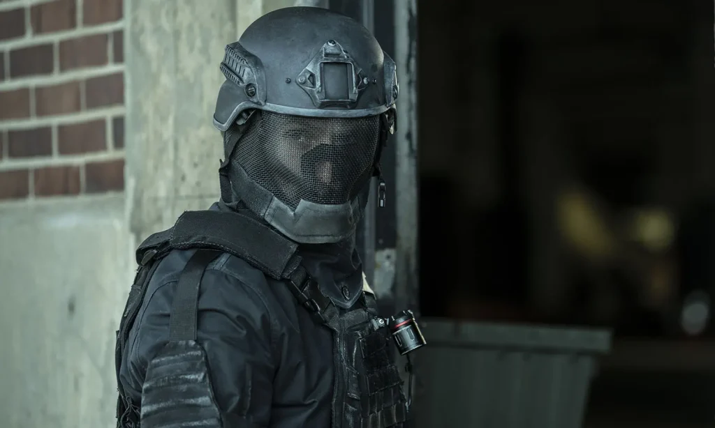 Rick utilizando seu traje da CRM em cena do Episódio 2 de The Walking Dead: The Ones Who Live.