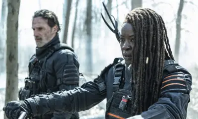 Michonne e Rick na floresta prontos para colocarem a bomba no local em cena do Episódio 3 de The Walking Dead: The Ones Who Live.