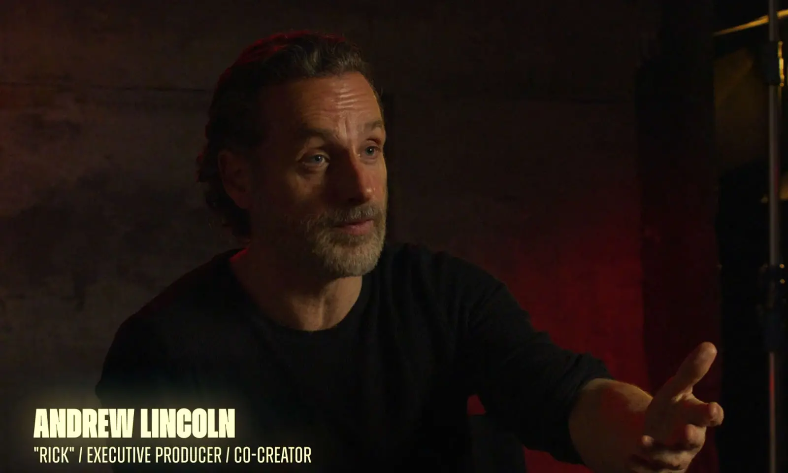 Andrew Lincoln (Rick) em entrevista para o especial "Por Dentro do Episódio" do Episódio 3 de The Walking Dead: The Ones Who Live.