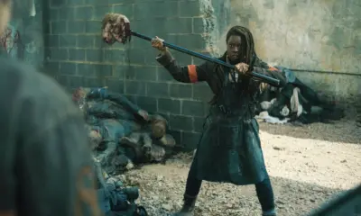 Michonne com sua arma de consignatária após eliminar um zumbi em cena do Episódio 3 de The Walking Dead: The Ones Who Live.