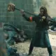 Michonne com sua arma de consignatária após eliminar um zumbi em cena do Episódio 3 de The Walking Dead: The Ones Who Live.