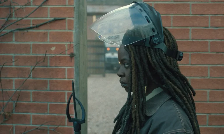Michonne como consignatária da CRM em cena do Episódio 3 de The Walking Dead: The Ones Who Live.