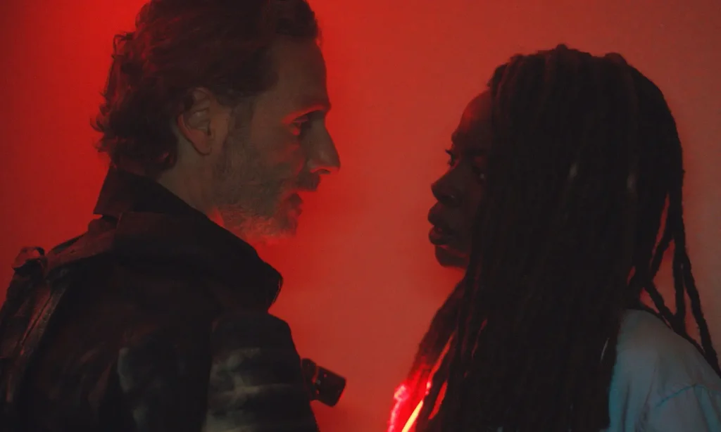 Rick e Michonne se olhando em cena do Episódio 4 de The Walking Dead: The Ones Who Live.