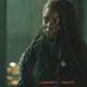 Michonne encarando Rick enquanto estão em um local desconhecido em cena do Episódio 4 de The Walking Dead: The Ones Who Live.