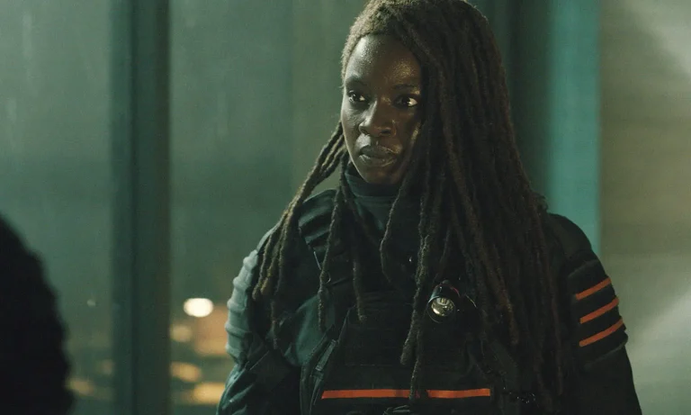 Michonne encarando Rick enquanto estão em um local desconhecido em cena do Episódio 4 de The Walking Dead: The Ones Who Live.