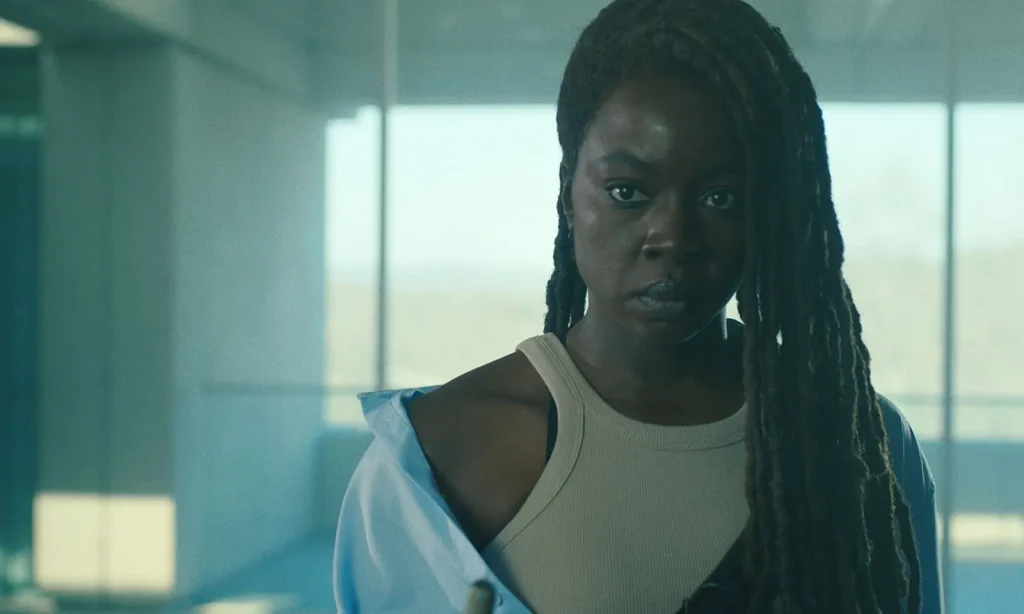 Michonne olhando para algo ou alguém em cena do Episódio 4 de The Walking Dead: The Ones Who Live.