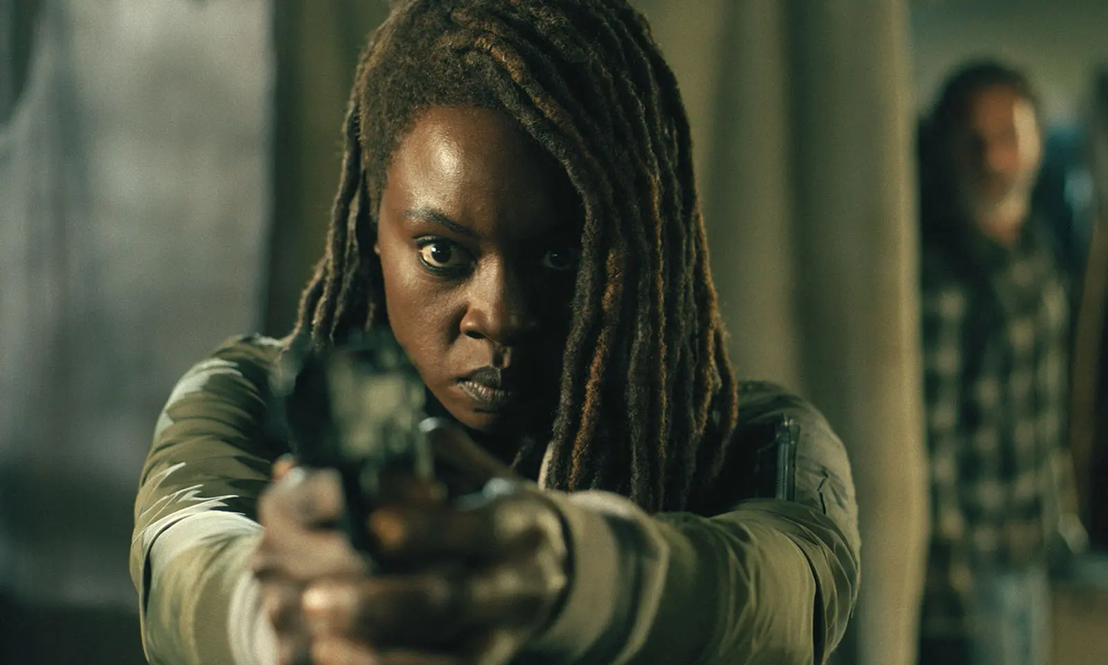 Michonne apontando sua arma com Rick ao fundo em cena do Episódio 5 de The Walking Dead: The Ones Who Live.