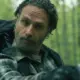Rick apontando sua arma para alguém em cena do Episódio 5 de The Walking Dead: The Ones Who Live.