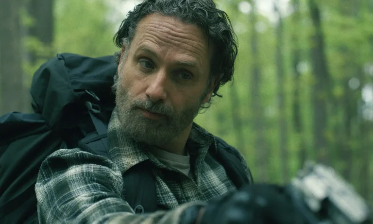 Rick apontando sua arma para alguém em cena do Episódio 5 de The Walking Dead: The Ones Who Live.