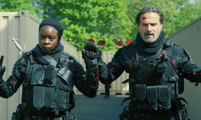 Rick e Michonne rendidos e de mãos dadas em cena do Episódio 6 de The Walking Dead: The Ones Who Live.