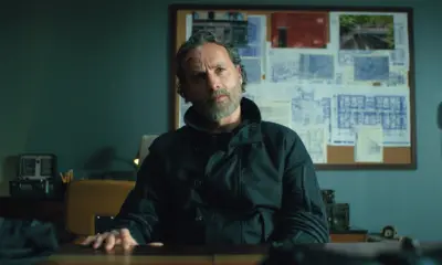 Rick sentado na base da CRM e olhando para algo ou alguém em cena do Episódio 6 de The Walking Dead: The Ones Who Live.