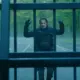 Rick com as mãos levantadas e se entregando para entrar na base da CRM em cena do Episódio 6 de The Walking Dead: The Ones Who Live.