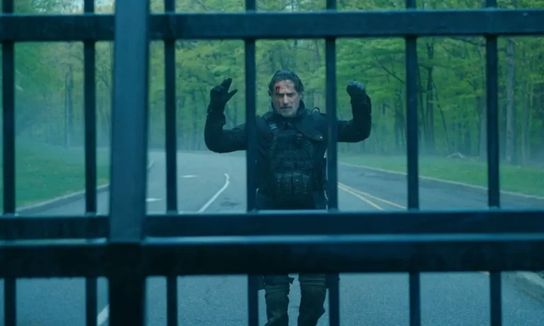 Rick com as mãos levantadas e se entregando para entrar na base da CRM em cena do Episódio 6 de The Walking Dead: The Ones Who Live.