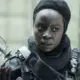 Michonne com a roupa da CRM mas sem o capacete em cena do Episódio 6 de The Walking Dead: The Ones Who Live.