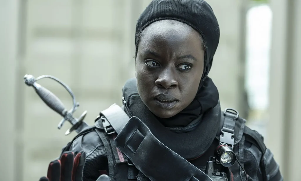 Michonne com a roupa da CRM mas sem o capacete em cena do Episódio 6 de The Walking Dead: The Ones Who Live.