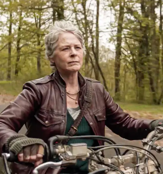 Carol pilotando a moto de Daryl em cena da 2ª temporada de The Walking Dead: Daryl Dixon - The Book of Carol.