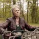 Carol pilotando a moto de Daryl em cena da 2ª temporada de The Walking Dead: Daryl Dixon - The Book of Carol.