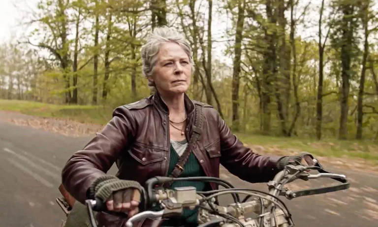 Carol pilotando a moto de Daryl em cena da 2ª temporada de The Walking Dead: Daryl Dixon - The Book of Carol.
