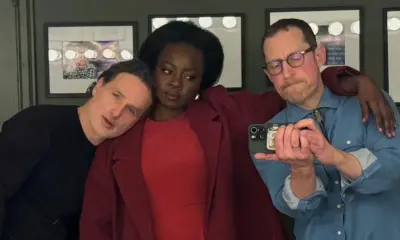 Andrew Lincoln (Rick), Danai Gurira (Michonne) e Scott M. Gimple em foto pessoal no espelho durante bastidores da premiere de The Walking Dead: The Ones Who Live em New York.