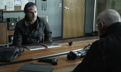 Rick conversando com Beale em seu escritório em cena do Episódio 6 de The Walking Dead: The Ones Who Live.