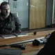 Rick conversando com Beale em seu escritório em cena do Episódio 6 de The Walking Dead: The Ones Who Live.
