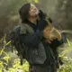 Daryl segurando o Dog e recebendo lambeijos em cena do episódio 18 da 10ª temporada de The Walking Dead.
