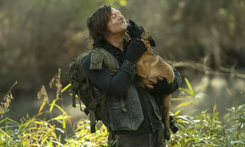 Daryl segurando o Dog e recebendo lambeijos em cena do episódio 18 da 10ª temporada de The Walking Dead.