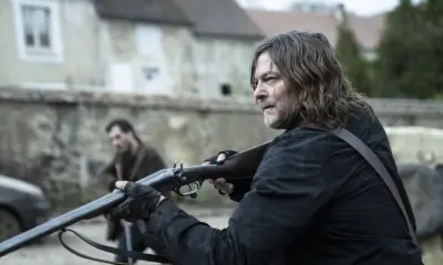 Daryl segurando uma arma para se defender de algo em cena da 2ª Temporada de The Walking Dead: Daryl Dixon - The Book of Carol.