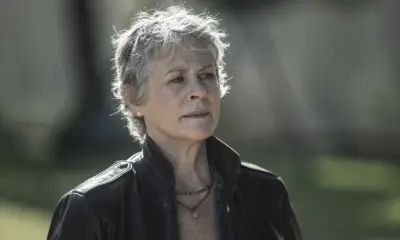 Carol observando algo ou alguém em cena do Episódio 1 da 2ª temporada de The Walking Dead: Daryl Dixon - The Book of Carol.