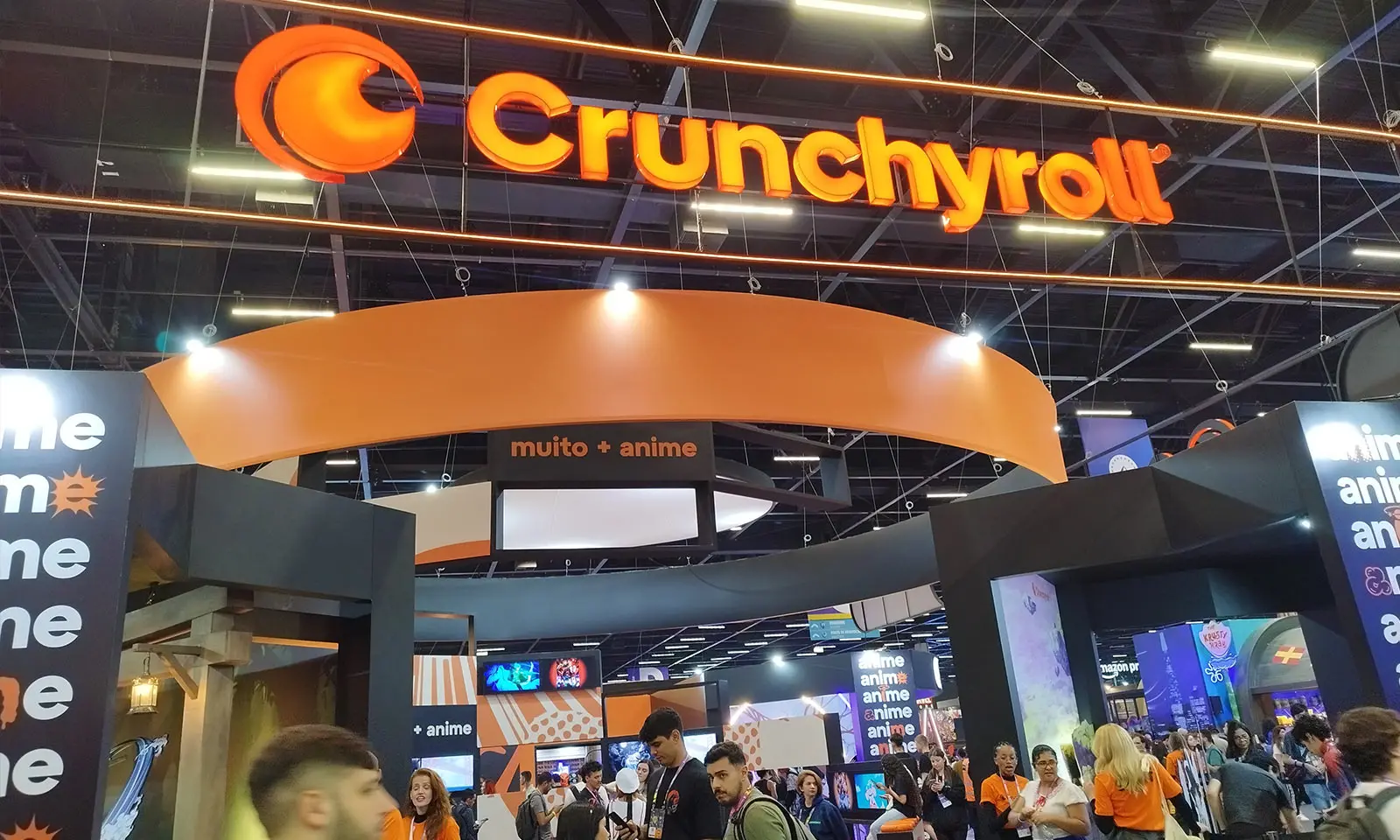 Parte do estande da crunchyroll na ccxp-24