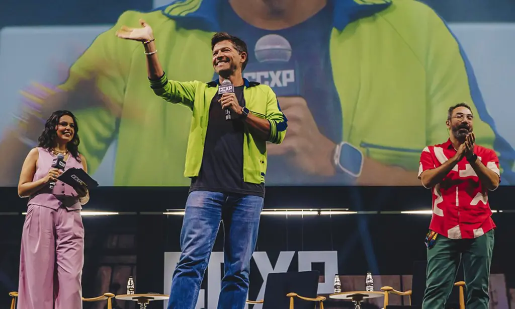 Misha collins no palco principal da CCXP24