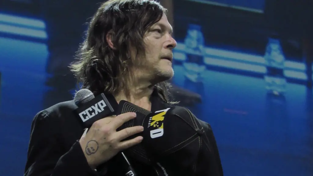 Norman Reedus no painel de Bailarina com boné do The Walking Dead Brasil na CCXP24