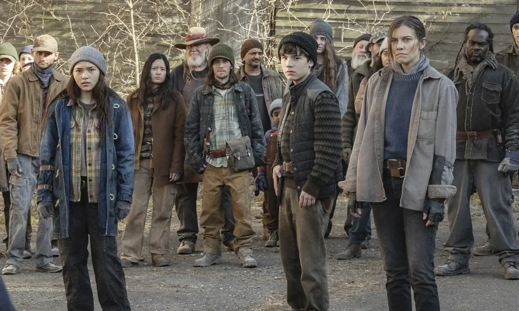 Maggie, Hershel e Ginny, com alguns sobreviventes de fundo, confrontam alguém em cena do Episódio 1 da 2ª Temporada de The Walking Dead: Dead City.