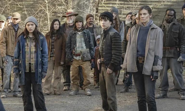 Maggie, Hershel e Ginny, com alguns sobreviventes de fundo, confrontam alguém em cena do Episódio 1 da 2ª Temporada de The Walking Dead: Dead City.