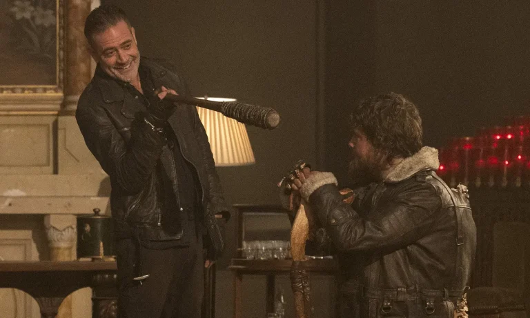 Negan apontando Lucille para um sobrevivente desconhecido em cena do Episódio 1 da 2ª temporada de The Walking Dead: Dead City.