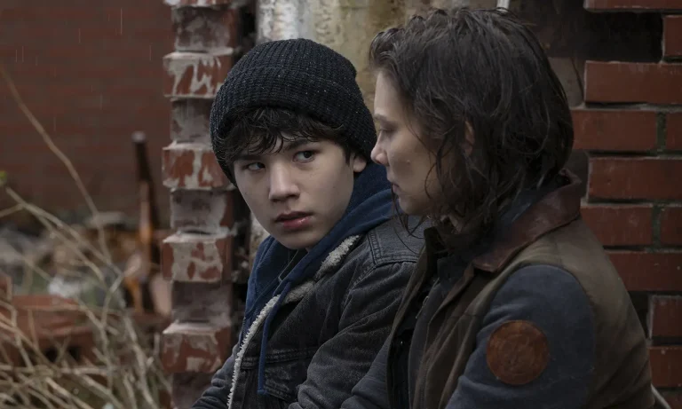 Hershel olhando para Maggie enquanto eles conversam em cena do Episódio 2 da 2ª temporada de The Walking Dead: Dead City.