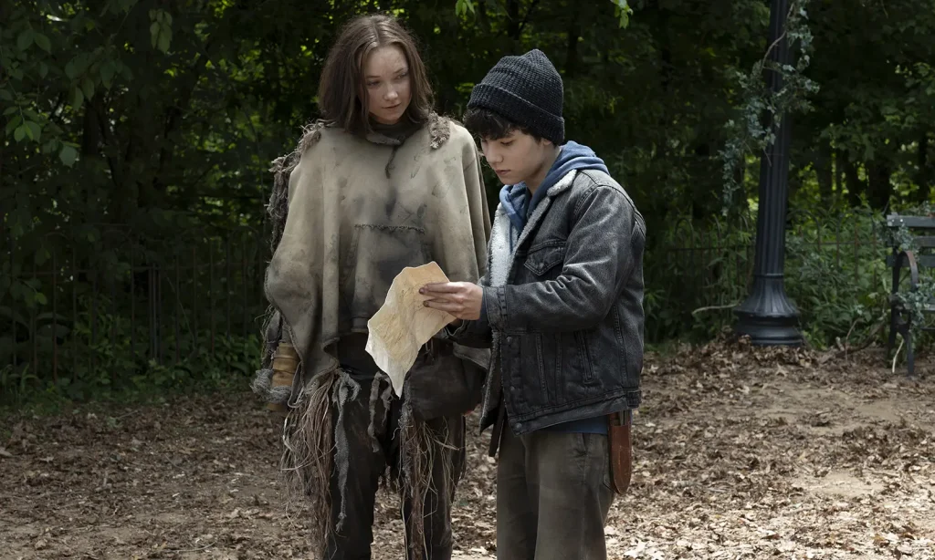 Hershel mostrando seu desenho para uma desconhecida em cena do Episódio 3 da 2ª temporada de The Walking Dead: Dead City.