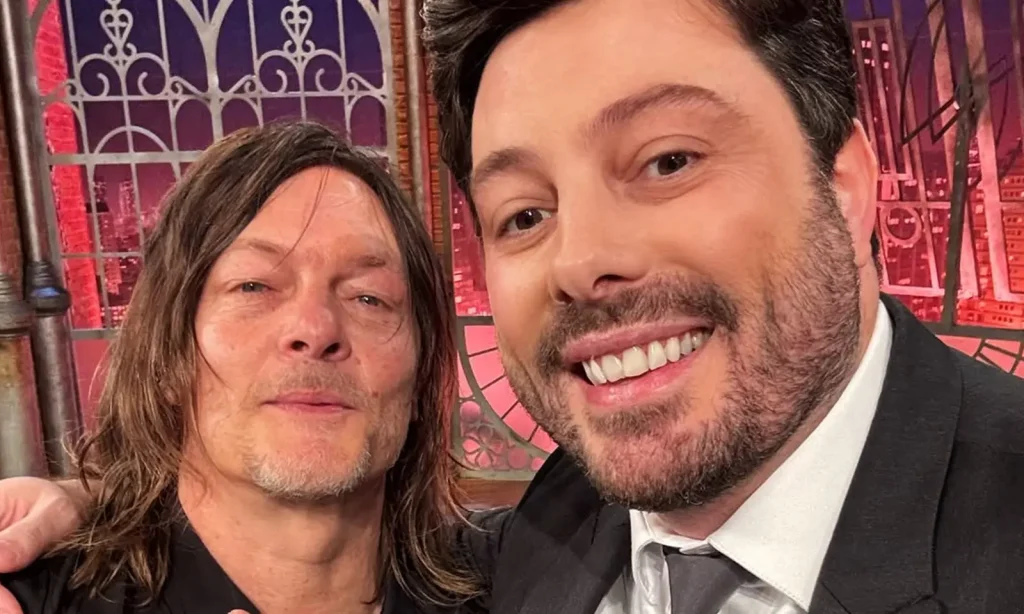 Norman Reedus ao lado de Danilo Gentili durante gravação do programa The Noite.