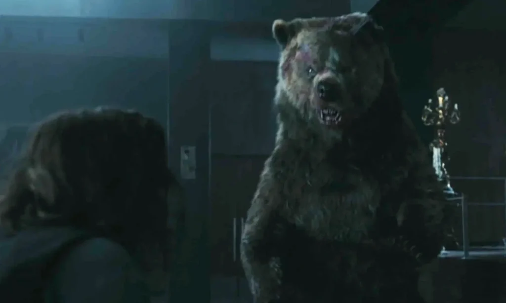Urso feroz tentando atacar Maggie em cena do Episódio 6 da 2ª temporada de The Walking Dead: Dead City.