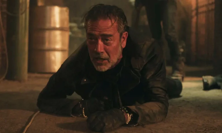 Negan rastejando pelo chão enquanto Maggie o persegue em cena do Episódio 8 da 2ª Temporada de The Walking Dead: Dead City.