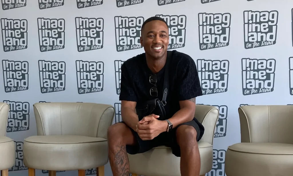 Jessie na sala de imprensa do Imagineland