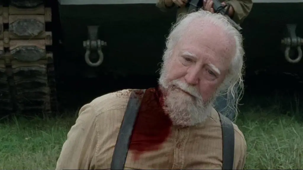 Homem idoso tendo a cabeça cortada em cena de morte na quarta temporada de The Walking Dead