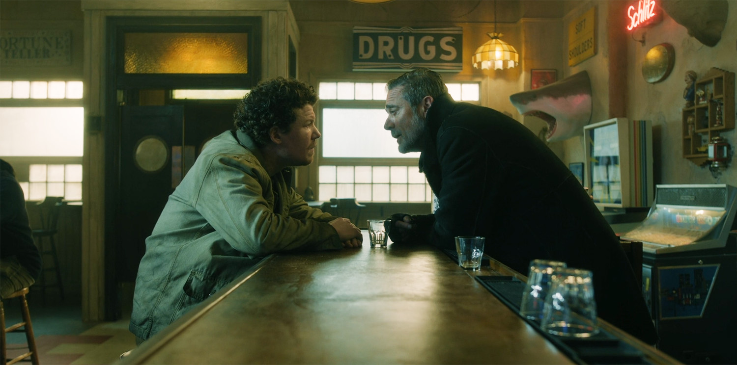 Fabian e Negan conversando no bar no Episódio 5 da 3ª temporada de The Walking Dead: Dead City.