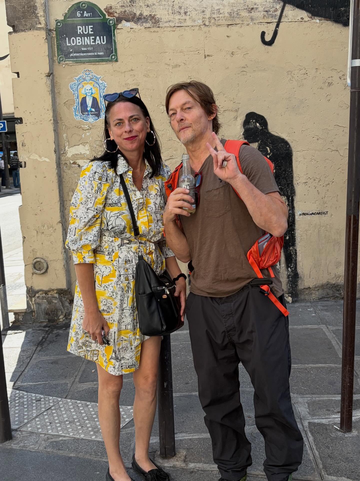 Norman Reedus de visual novo com uma fã em Paris, em 12 de setembro de 2026.